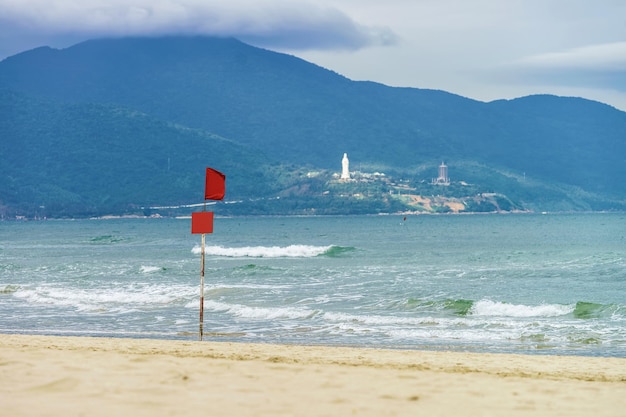 Bandiera alla China Beach di Danang in Vietnam. Si chiama anche Spiaggia di Non Nuoc. Sullo sfondo il Mar Cinese Meridionale e le montagne di marmo.