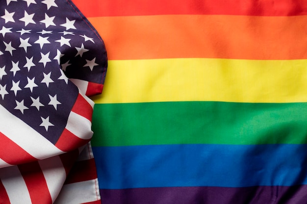 Bandiera americana a stelle e strisce accanto a una bandiera arcobaleno gay Pride LGBT