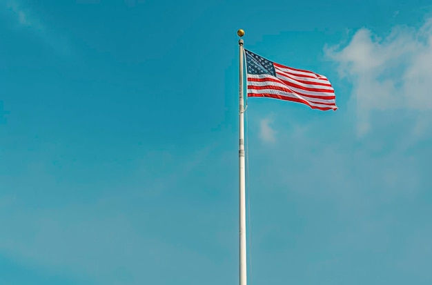 Bandiera americana contro il cielo blu