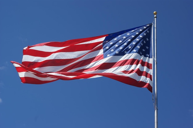 Bandiera americana contro il cielo