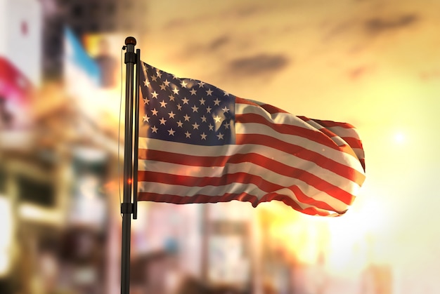 Bandiera Americana Contro La Città Sfocato Sfondo All&#39;illuminazione Alba