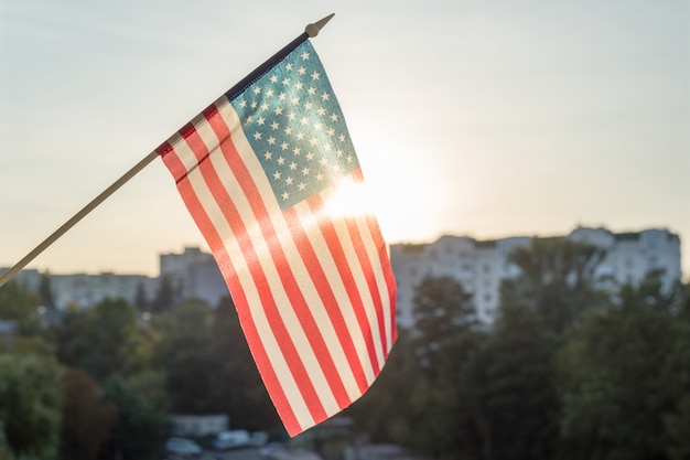Bandiera americana dalla finestra, sullo sfondo del tramonto