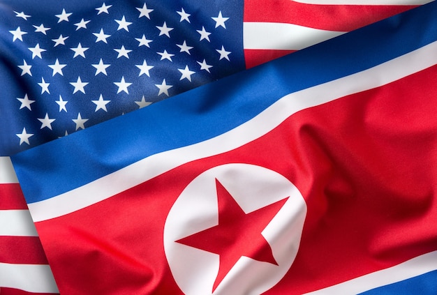 Bandiera americana e della Corea del Nord. Colorata bandiera degli Stati Uniti e della Corea del Nord che fluttua nel vento.