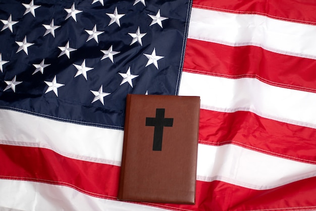 Bandiera americana e Sacra Bibbia con croce.