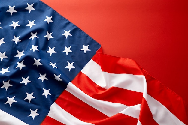 Bandiera americana su sfondo rosso