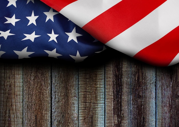 Bandiera americana su un vecchio sfondo di assi di legno per testo copypaste sfondo patriottico americano