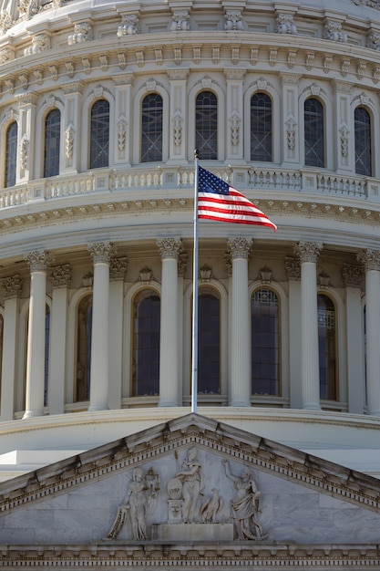 Bandiera americana sullo sfondo del Campidoglio