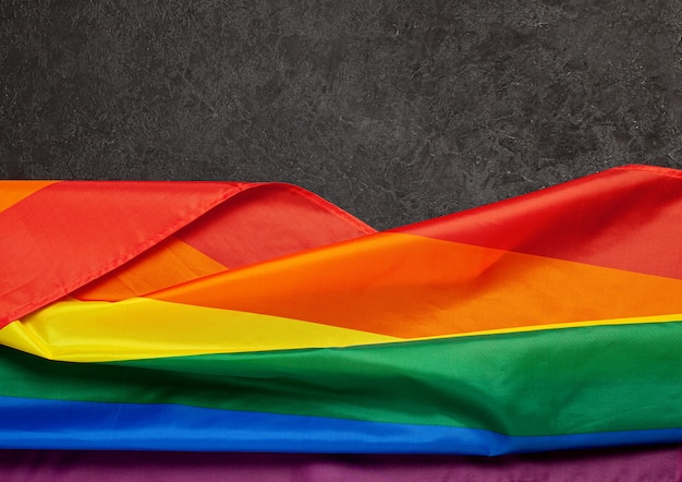 Bandiera arcobaleno dell'orgoglio LGBT. Sfondo nero.