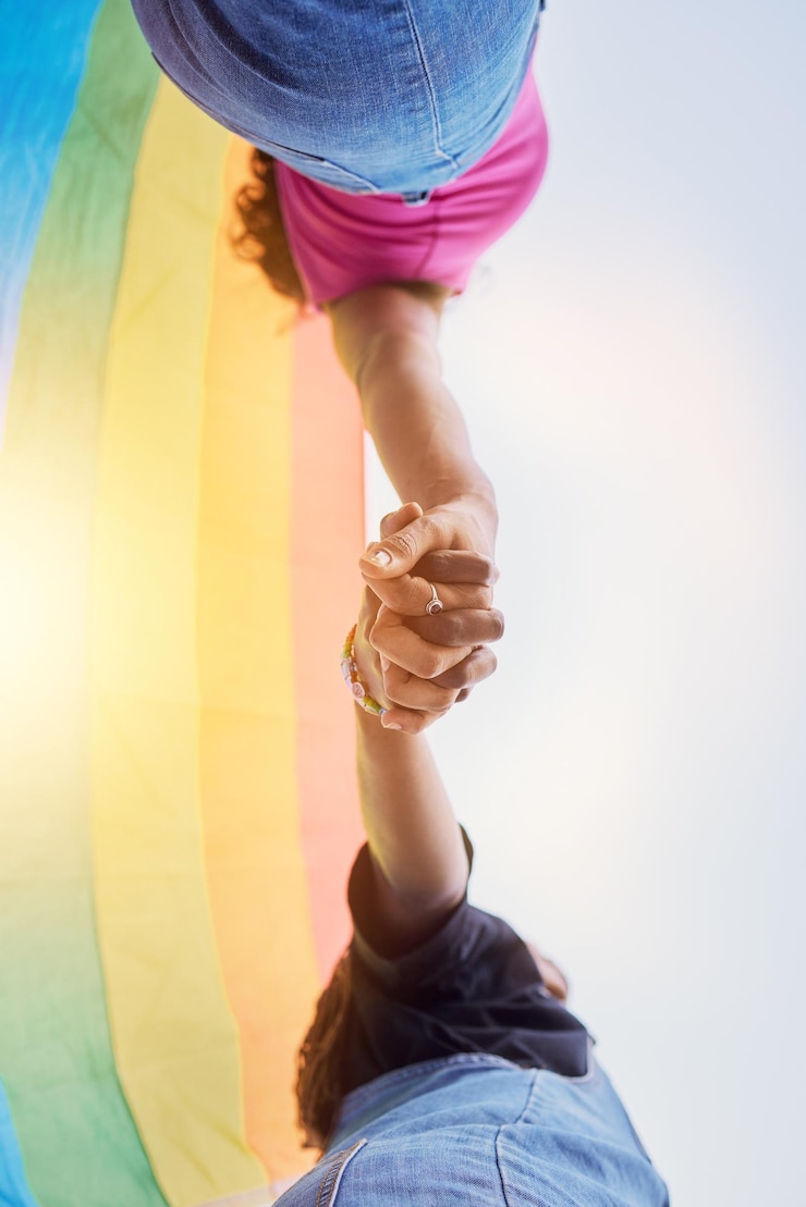Foto bandiera arcobaleno della comunità lgbtq e coppia che si tiene per mano per i diritti umani, protesta, solidarietà e sostegno alle lesbiche gay cielo queer e persone di colore insieme in amore, associazione e uguaglianza sotto la vista