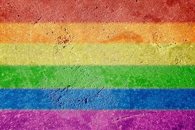 Bandiera arcobaleno LGBTQ con strisce orizzontali dipinte su sfondo muro di stucco. Concetto di giorno dell'orgoglio.