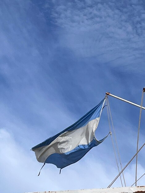 Bandiera argentina che ondeggia sulla spiaggia