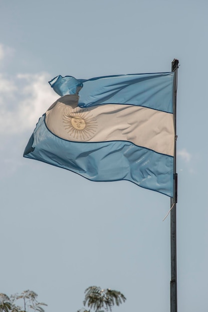 Bandiera argentina che sventola alle cascate di Iguazu