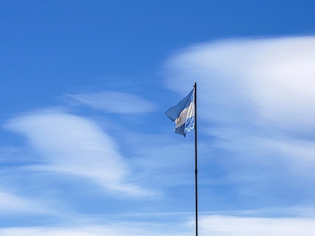 Bandiera argentina su un cielo blu