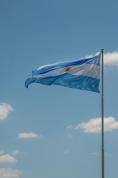 Bandiera argentina su un cielo blu