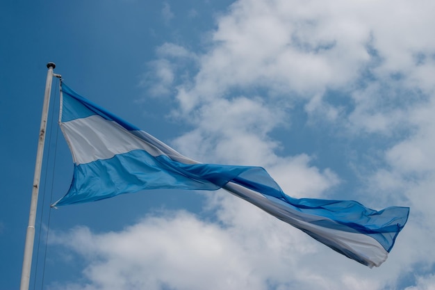 Bandiera argentina su un cielo blu
