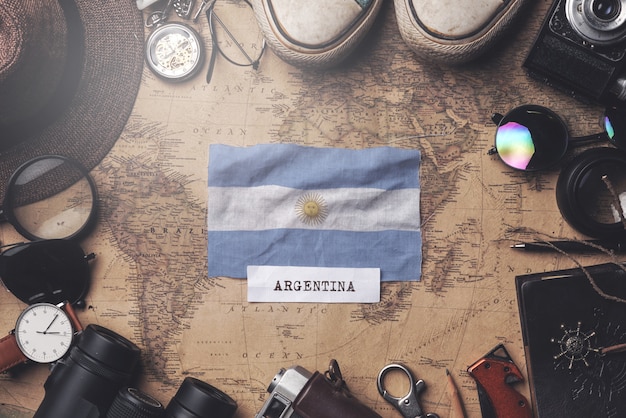 Bandiera Argentina tra gli accessori del viaggiatore sulla vecchia mappa vintage. Colpo ambientale