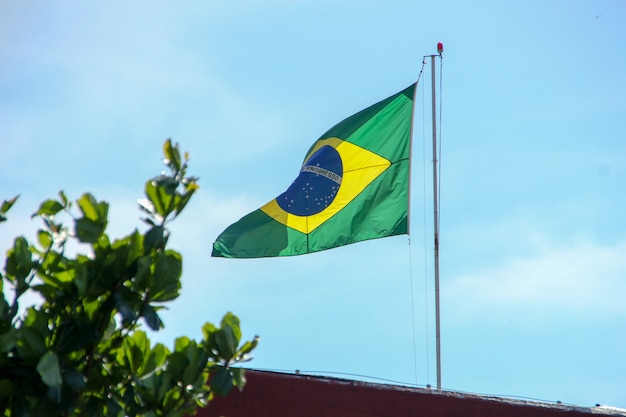 Bandiera brasiliana che sventola all'aria aperta a Rio de Janeiro in Brasile.