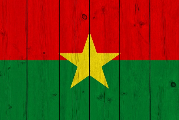 Bandiera Burkina Faso dipinta su tavola di legno vecchio