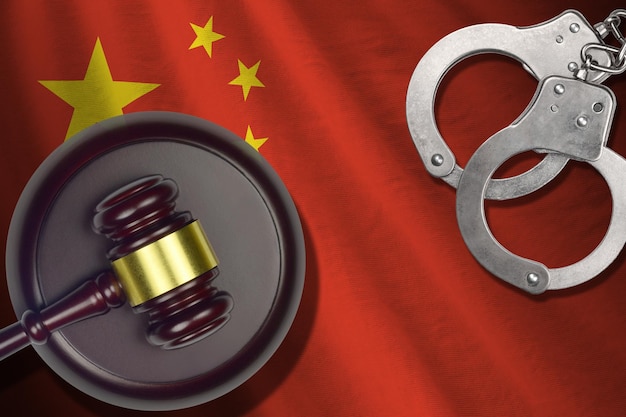 Bandiera cinese con maglio del giudice e manette in camera oscura Concetto di sfondo penale e punitivo per argomenti di giudizio
