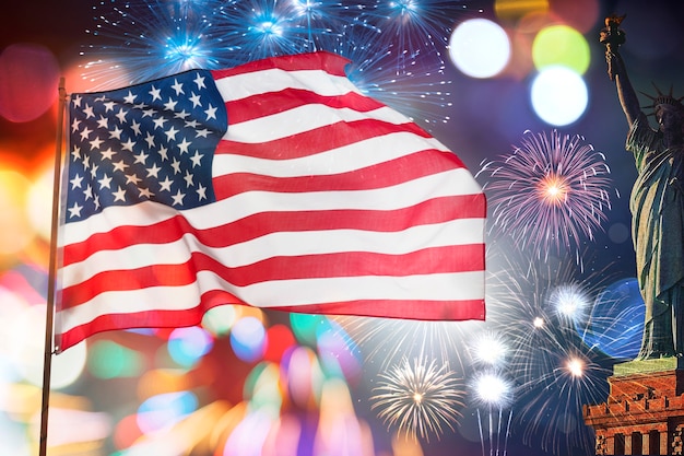 Bandiera degli Stati Uniti con collage di fuochi d'artificio