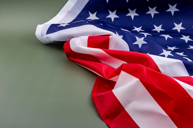 Bandiera degli Stati Uniti su sfondo verde Una bandiera degli Stati Uniti contro uno sfondo verde oliva