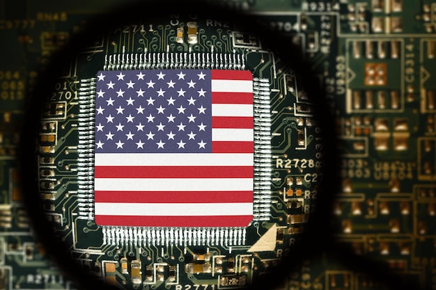 Bandiera degli Stati Uniti su un processore scheda di computer con chip Vista attraverso una lente d'ingrandimento