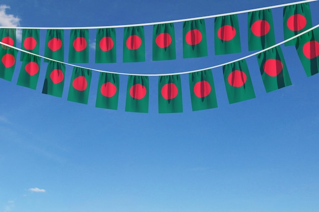 Bandiera del Bangladesh festivo bunting appeso contro un cielo blu d render