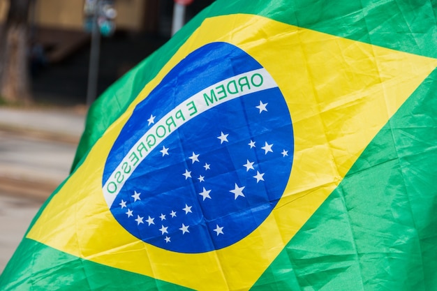 Bandiera del Brasile capovolta all'aperto a Rio de Janeiro in Brasile.