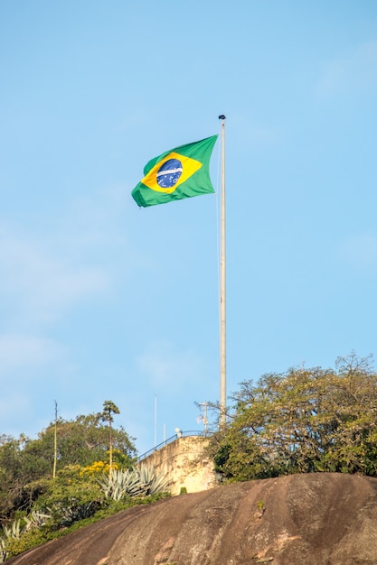 Bandiera del Brasile in cima alla pietra del timone a Rio de Janeiro in Brasile.