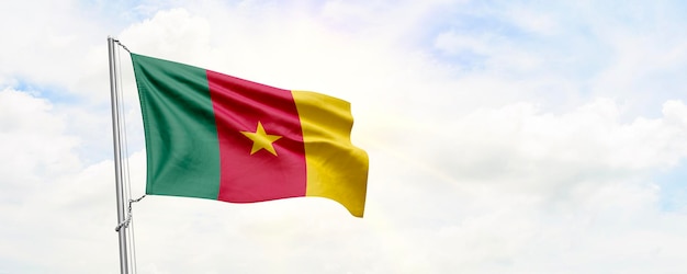 Bandiera del Camerun che sventola sul rendering 3D dello sfondo del cielo
