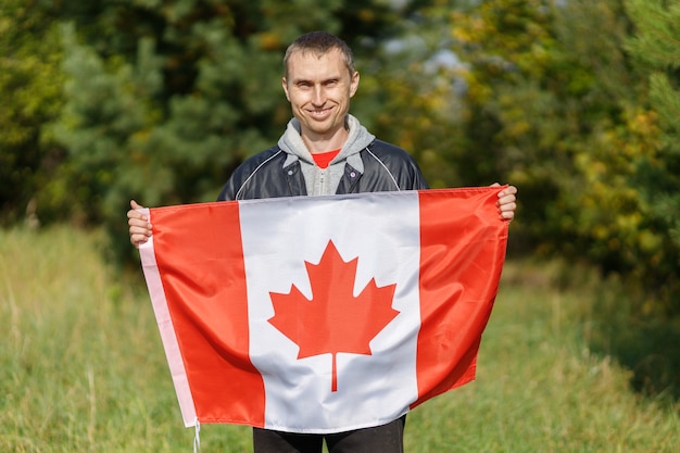 Bandiera del Canada nelle mani di un uomo