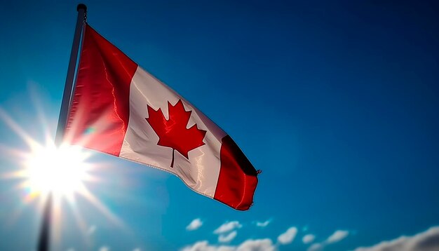 Bandiera del Canada su un cielo blu limpido