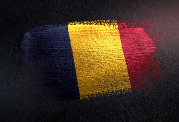 Bandiera del Chad fatta di vernice spazzola metallica sulla parete scura del grunge