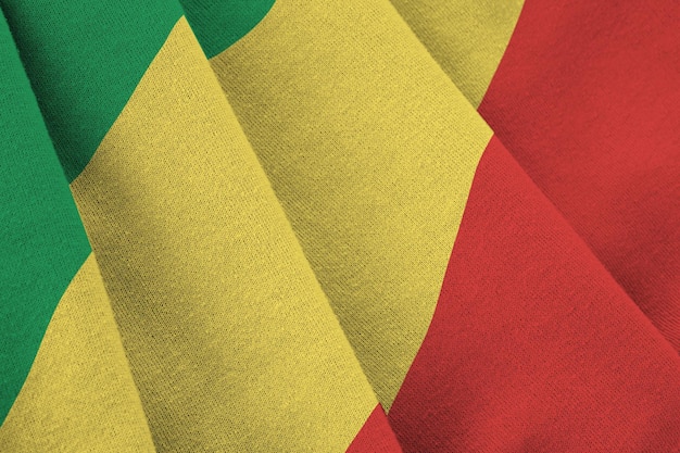 Bandiera del Congo con grandi pieghe che ondeggiano da vicino sotto la luce dello studio all'interno I simboli e i colori ufficiali nel banner