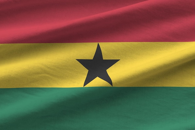 Bandiera del Ghana con grandi pieghe che ondeggiano da vicino sotto la luce dello studio all'interno I simboli e i colori ufficiali nel banner