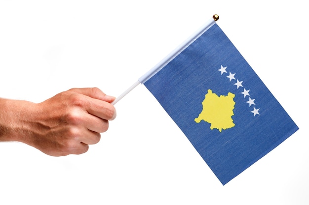 Bandiera del Kosovo piccolo in mano isolare.