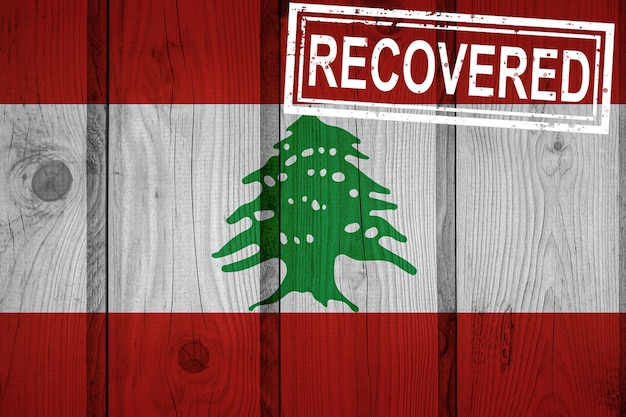 Bandiera del Libano sopravvissuta o guarita dalle infezioni dell'epidemia di virus corona o coronavirus. Bandiera grunge con timbro Recuperato