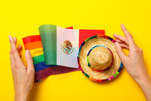 Bandiera del Messico e lgbt su sfondo giallo
