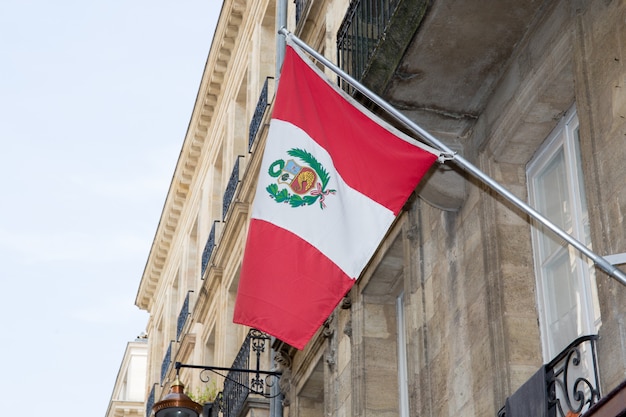 Bandiera del Perù peruviana nel vento di fronte all'edificio ufficiale