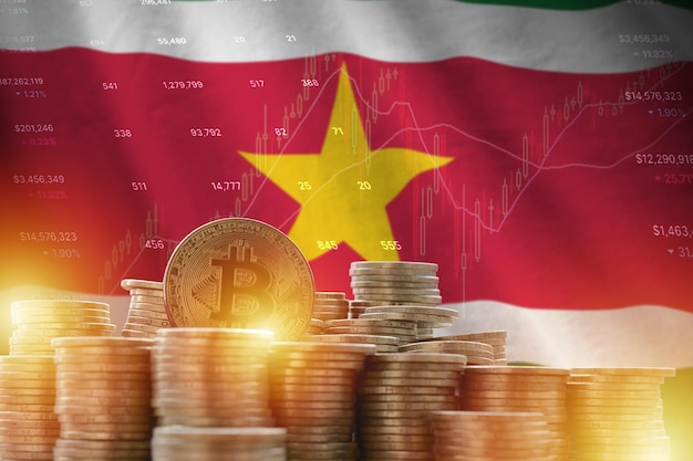 Bandiera del Suriname e grande quantità di monete bitcoin dorate e piattaforma di trading valuta criptovaluta