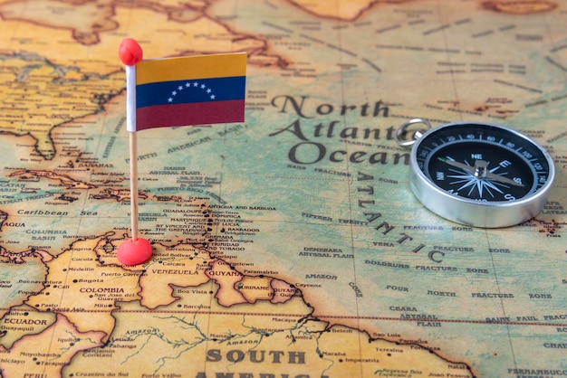 Bandiera del Venezuela e bussola sulla mappa del mondo