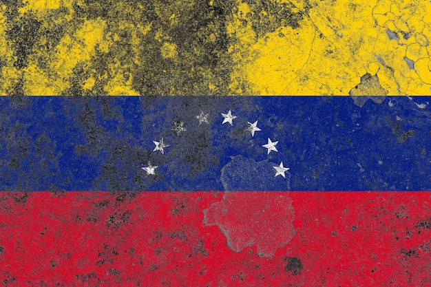 Bandiera del Venezuela su una vecchia superficie danneggiata del muro di cemento