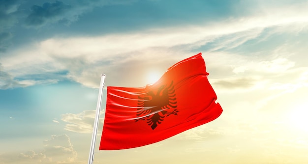 bandiera dell'albania che sventola nel bel cielo.