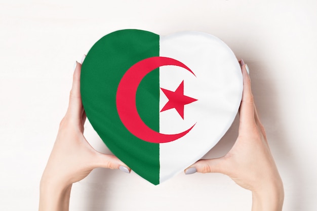 Bandiera dell'Algeria su una scatola a forma di cuore