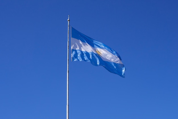 Bandiera dell'Argentina con cielo blu sullo sfondo