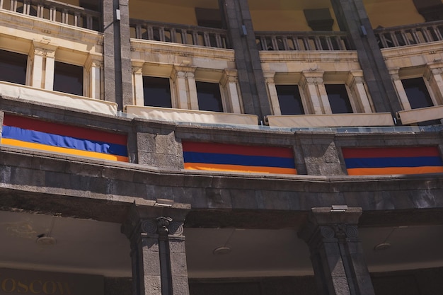 Bandiera dell'Armenia Bandiera armena appesa su un edificio storico a Yerevan, capitale del paese