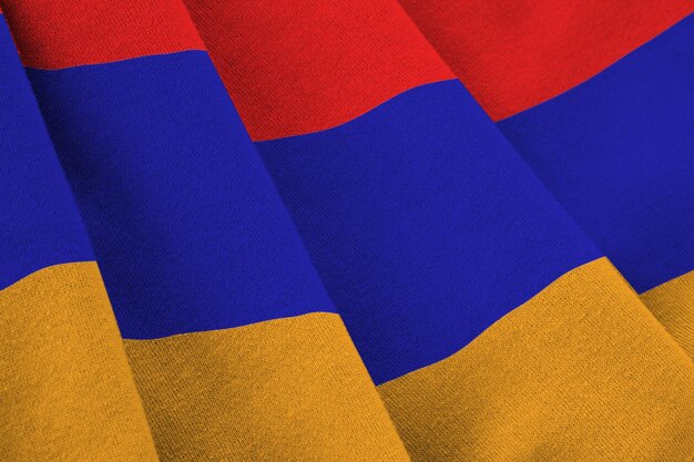 Bandiera dell'Armenia con grandi pieghe che ondeggiano da vicino sotto la luce dello studio all'interno I simboli e i colori ufficiali nel banner