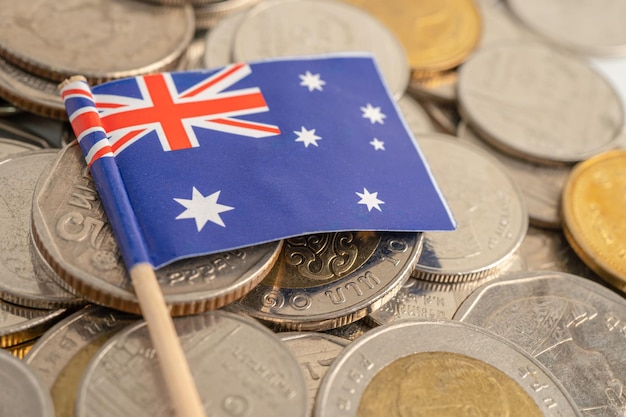 Bandiera dell'Australia su sfondo di monete finanza e concetto bancario di contabilità