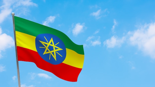 Bandiera dell'Etiopia in pole. Cielo blu. Bandiera nazionale dell'Etiopia