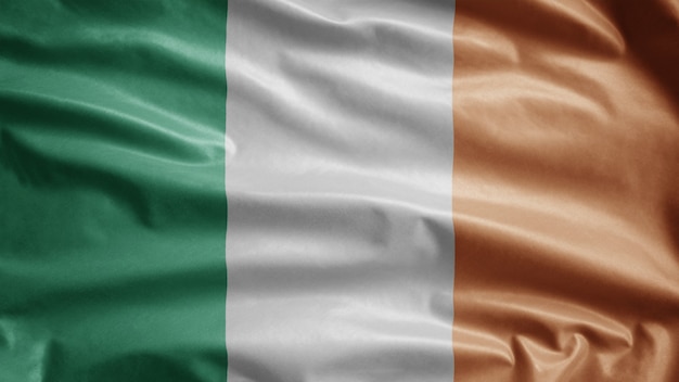 Bandiera dell'Irlanda che ondeggia nel vento. Bandiera irlandese soffiata, seta morbida e liscia.